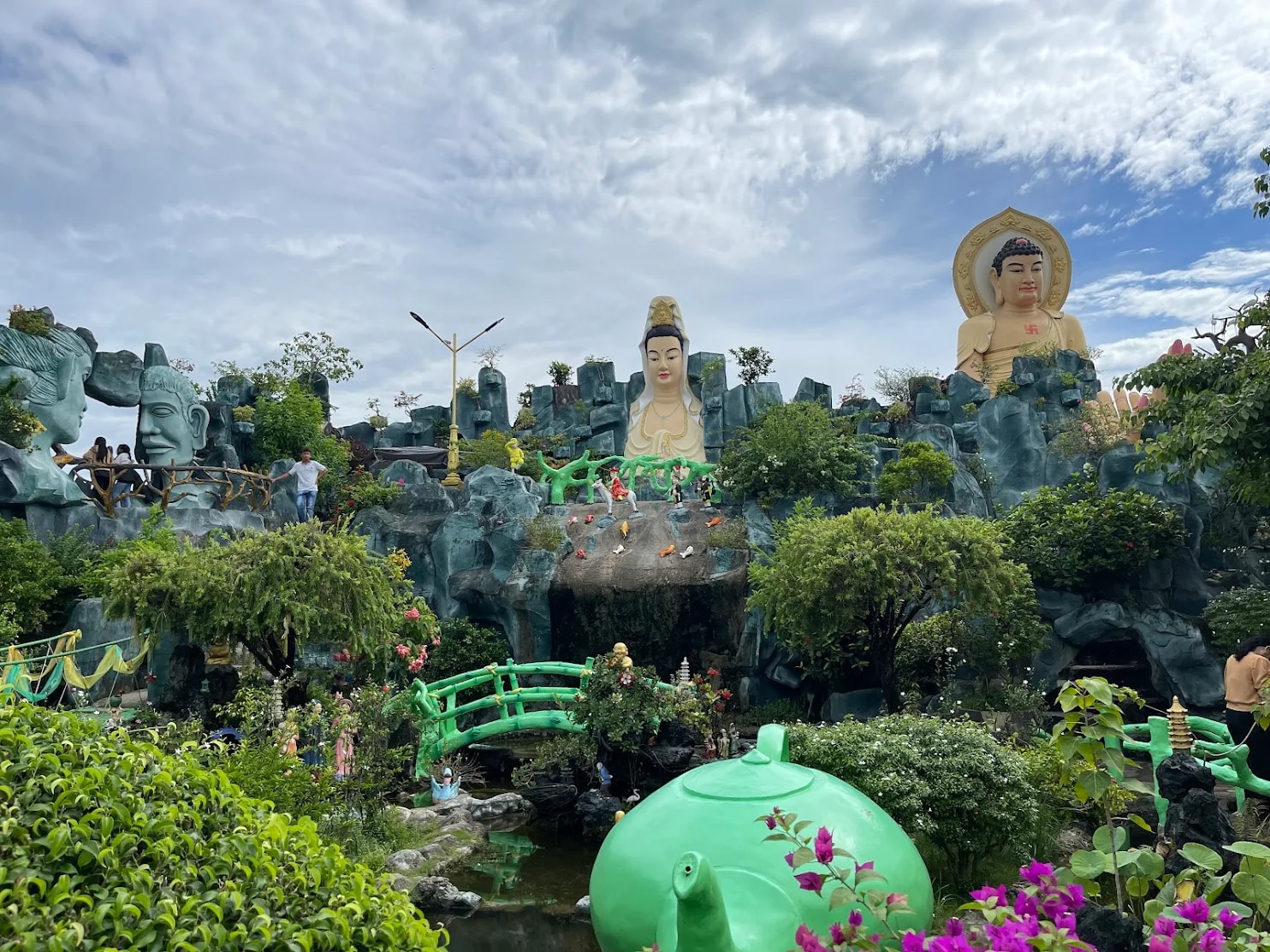 Tượng bán thân Phật Quan Âm trên núi 